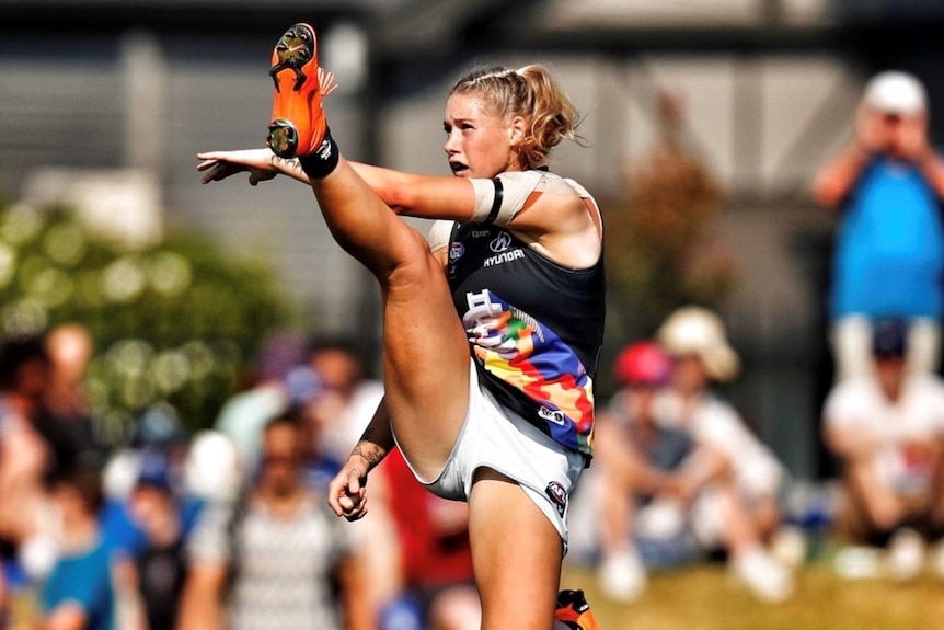 A cropped version of the image of Tayla Harris kicking a football.