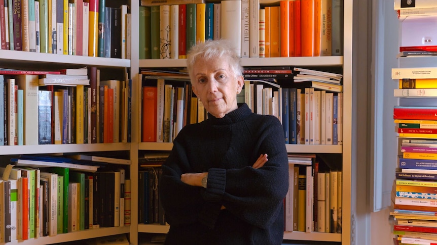 Lucetta Scaraffia stands in front of a bookshelf.
