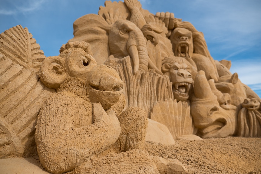 Sculptors raise zoo animals from sand at Port Noarlunga for school holidays  - ABC News