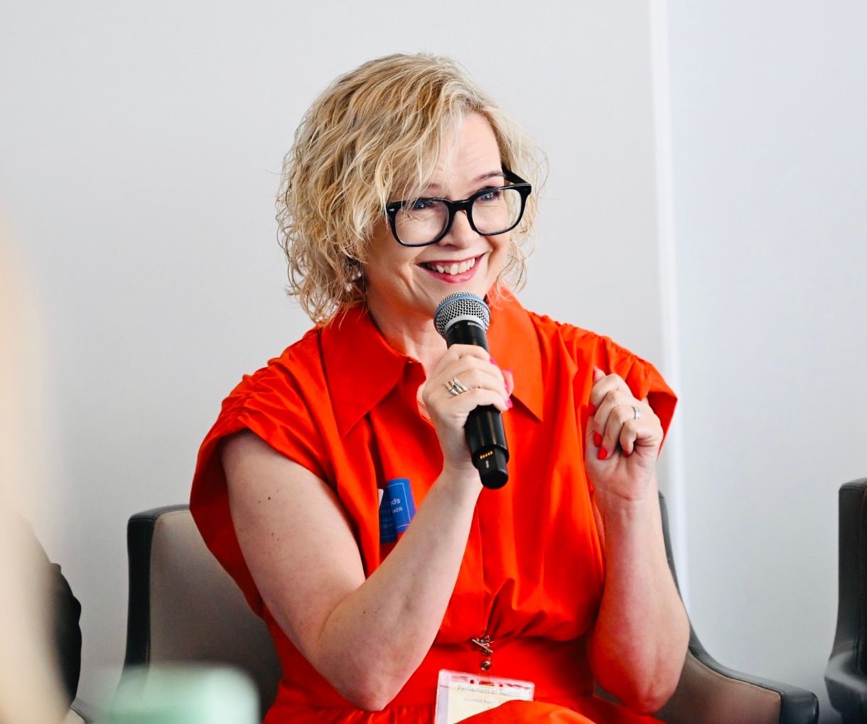 Luan Lawrenson-Woods en un evento de conferencias.