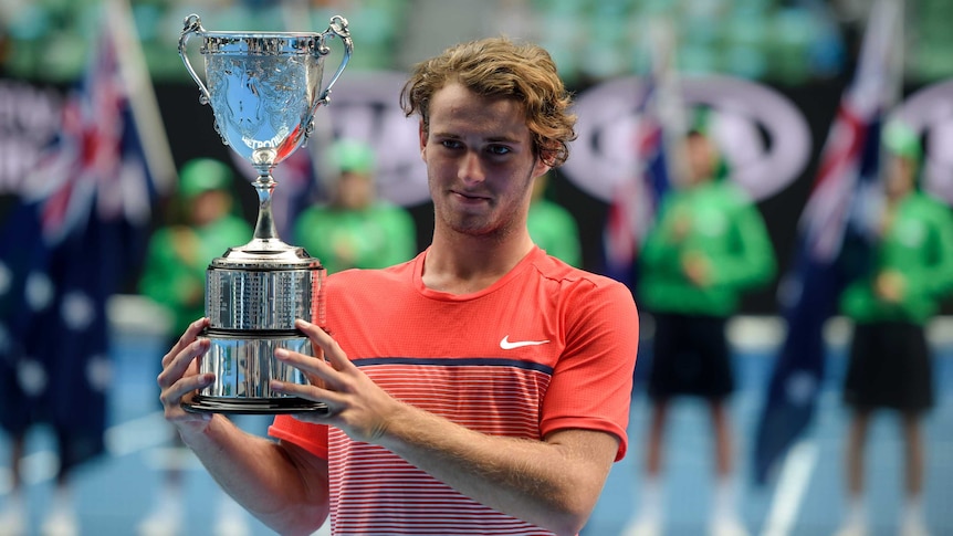 Oliver Anderson poses with the Australian Open junior boys' singles trophy in 2016.