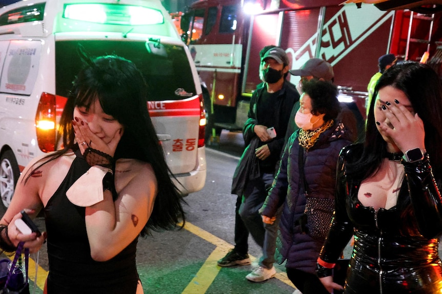 한국에서 150명 이상의 목숨을 앗아간 압사 사건 이후 할로윈 분장을 하고 울고 있는 여성들
