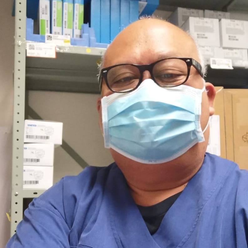 Zacharia Najoan yang bekerja di Rumah Sakit Auckland sudah mengenakan masker ketika bekerja hari Rabu (12/8/2020) pagi.