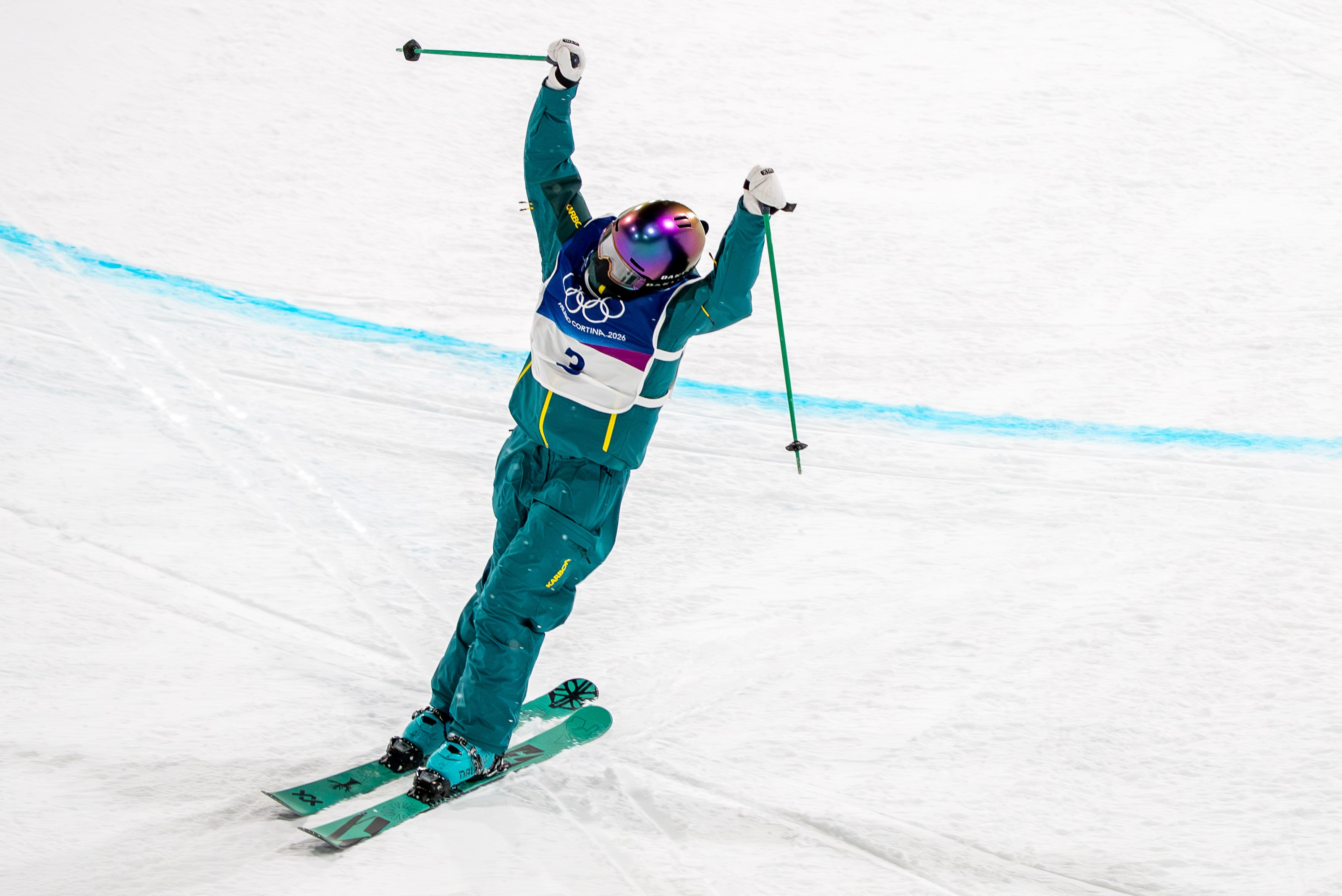 Indra Brown levanta os braços