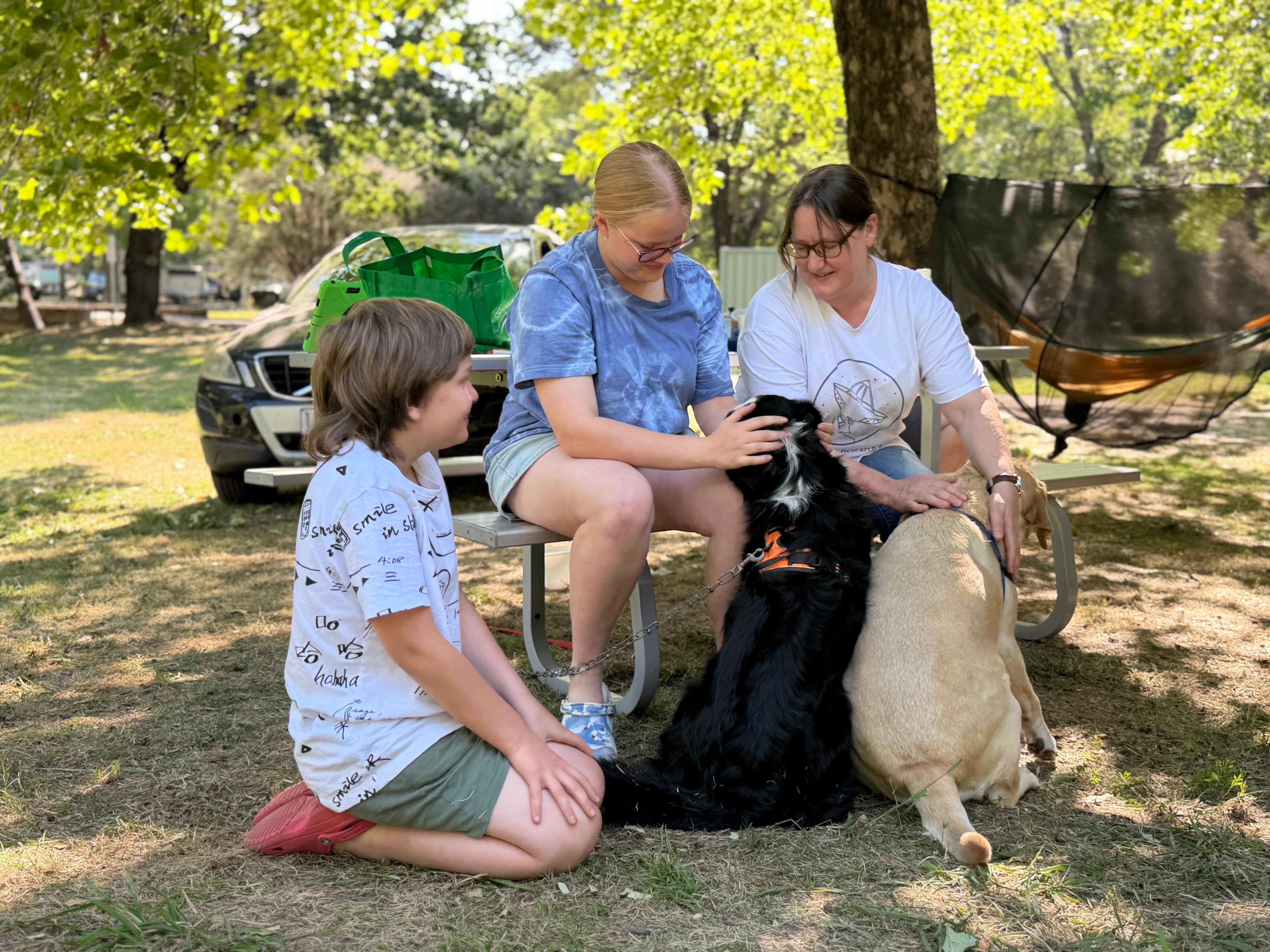 una mujer y dos niños con sus perros