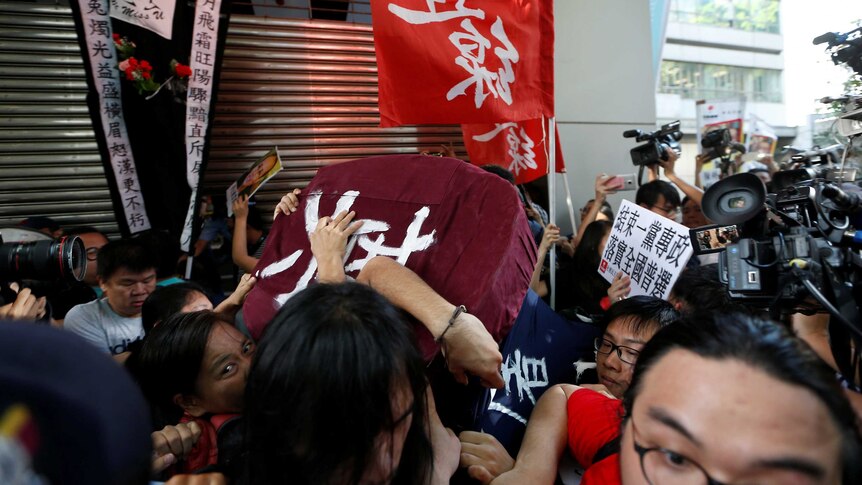 Pro-China supporters try to stop pro-democracy activists in Hong Hong