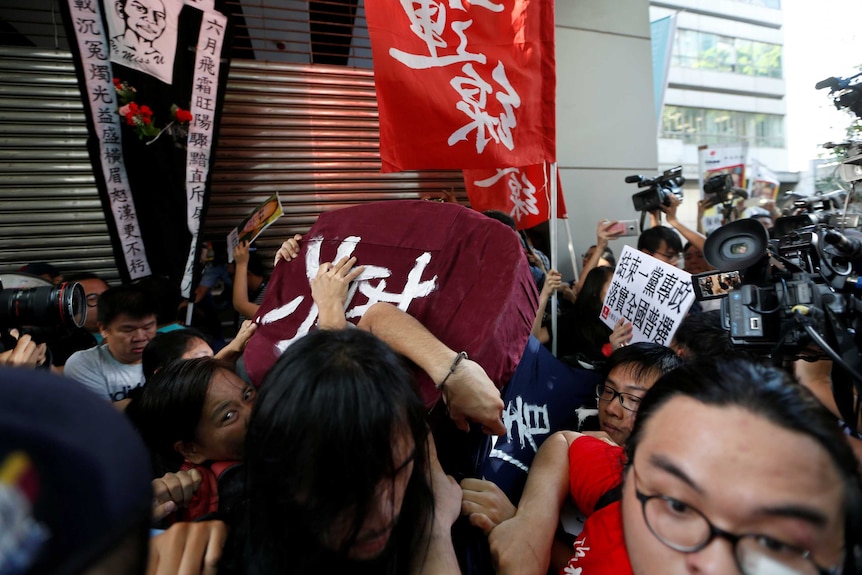 Pro-China supporters try to stop pro-democracy activists in Hong Hong