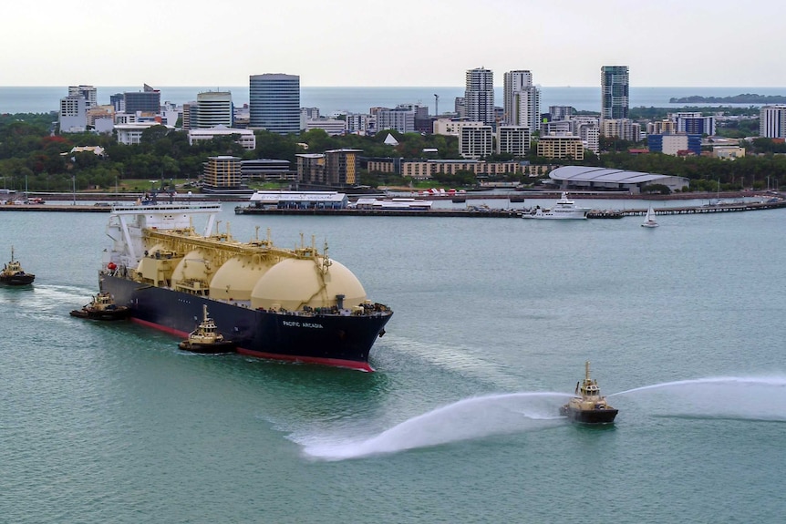 一艘液化天然气油轮驶离达尔文港。