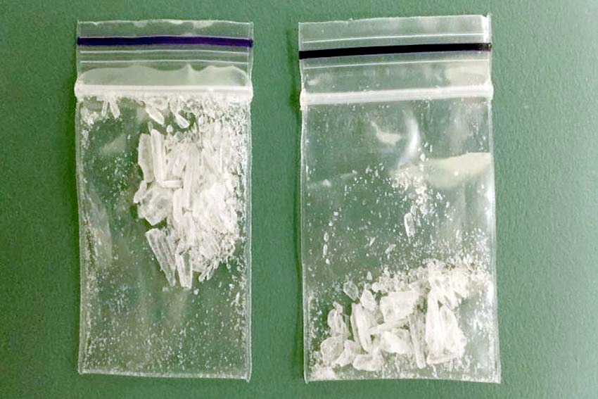 Deux sacs de chlorhydrate de méthamphétamine en cristaux ou 'ice', saisis par la police.