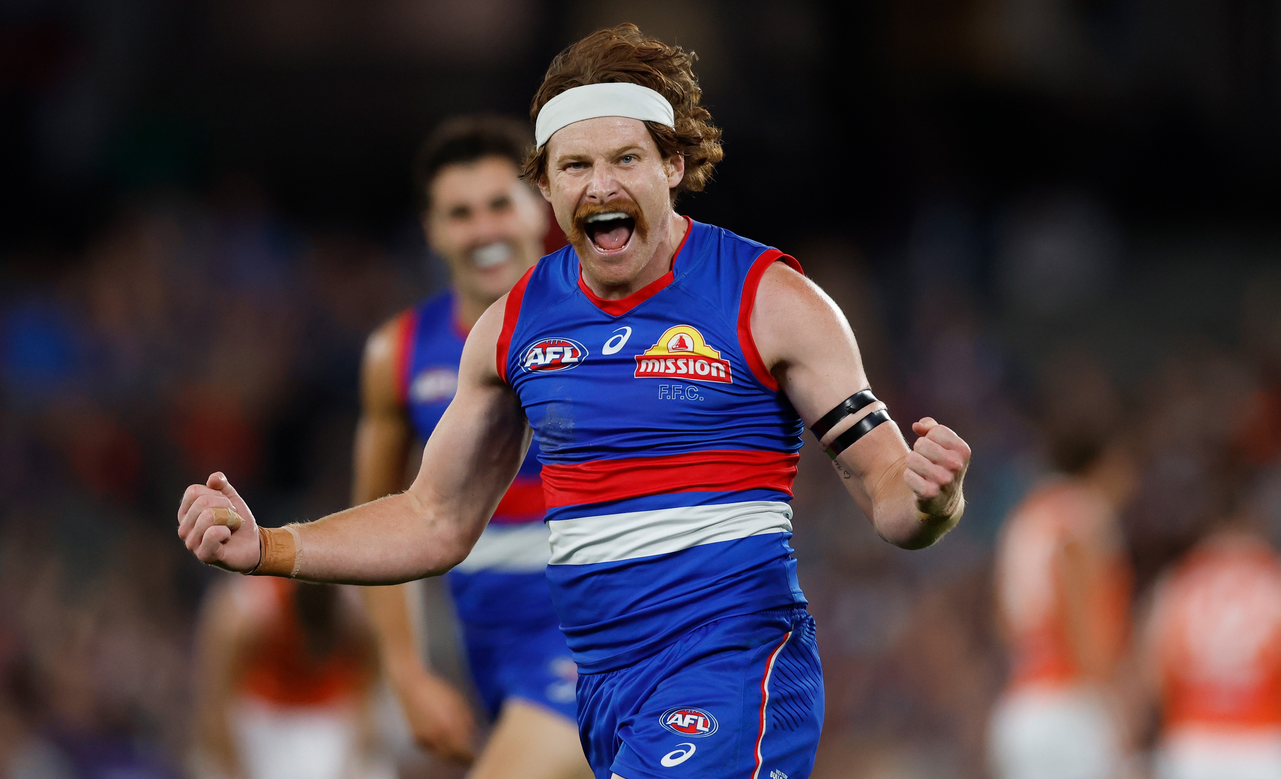Live: Bulldogs and Giants renew rivalry to kick off Saturday AFL action
