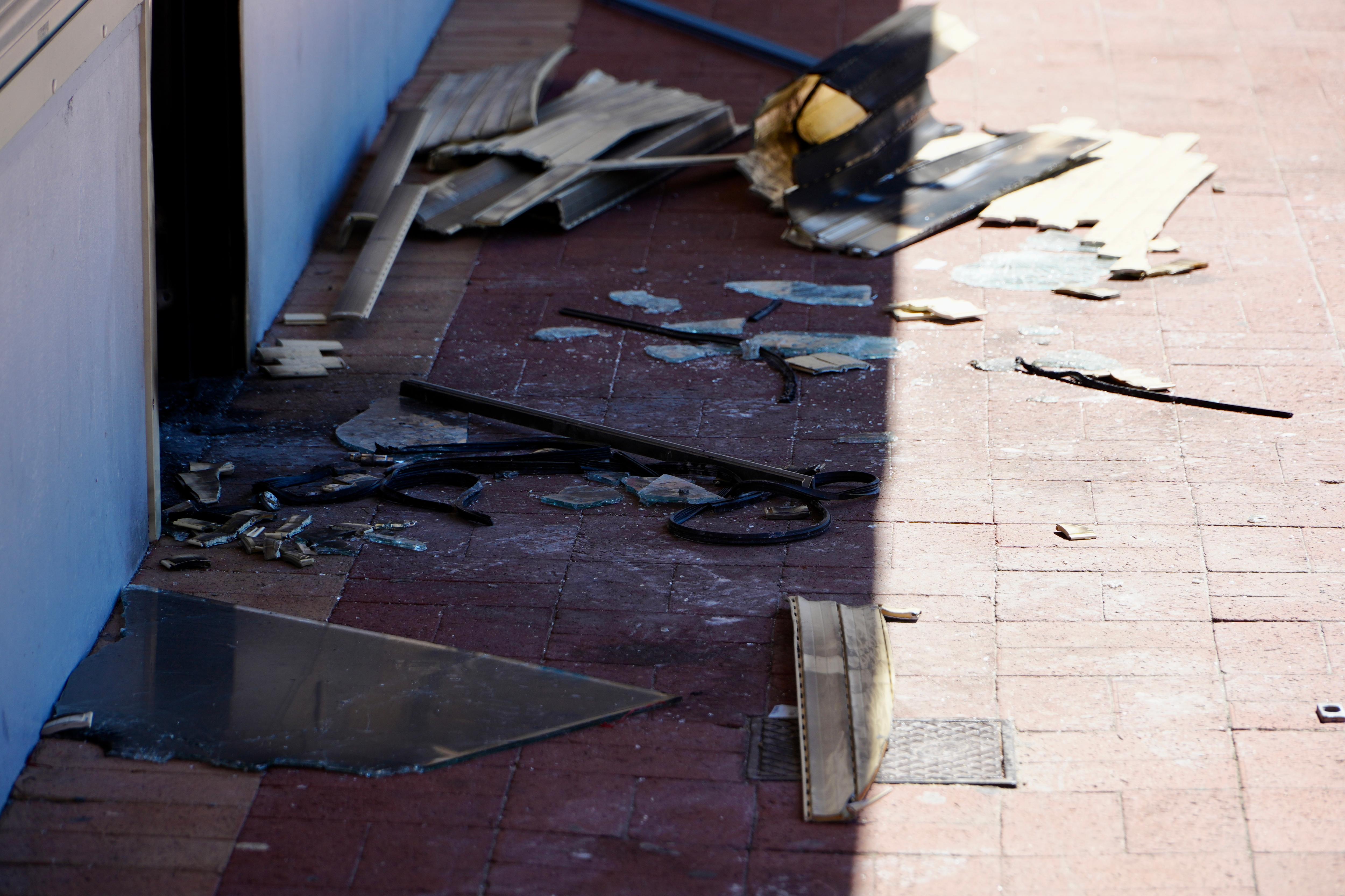 Danos a uma loja em Perth que foi incendiada. 