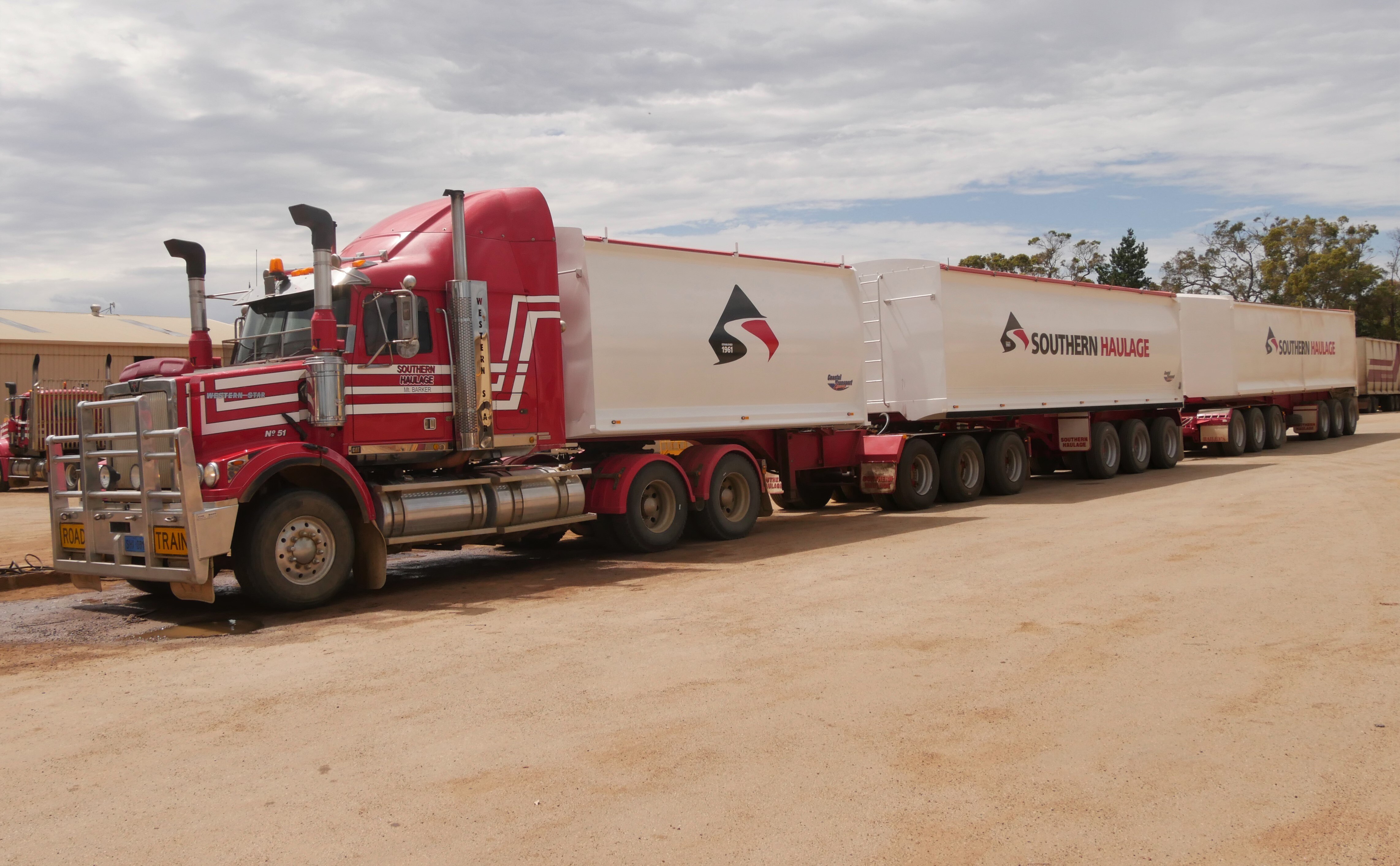 Road train length signage trialled in WA as truck drivers push for more