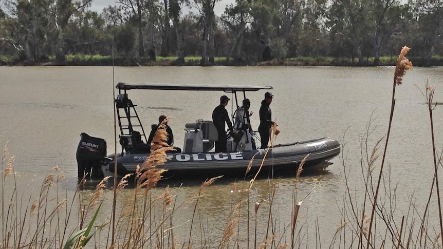 Police search the Murray in the SA Riverland for a missing man, a day after a boat capsized.