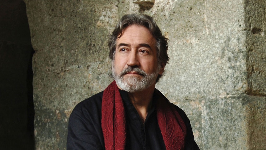 Jordi Savall poses for a headshot, looking to the left.