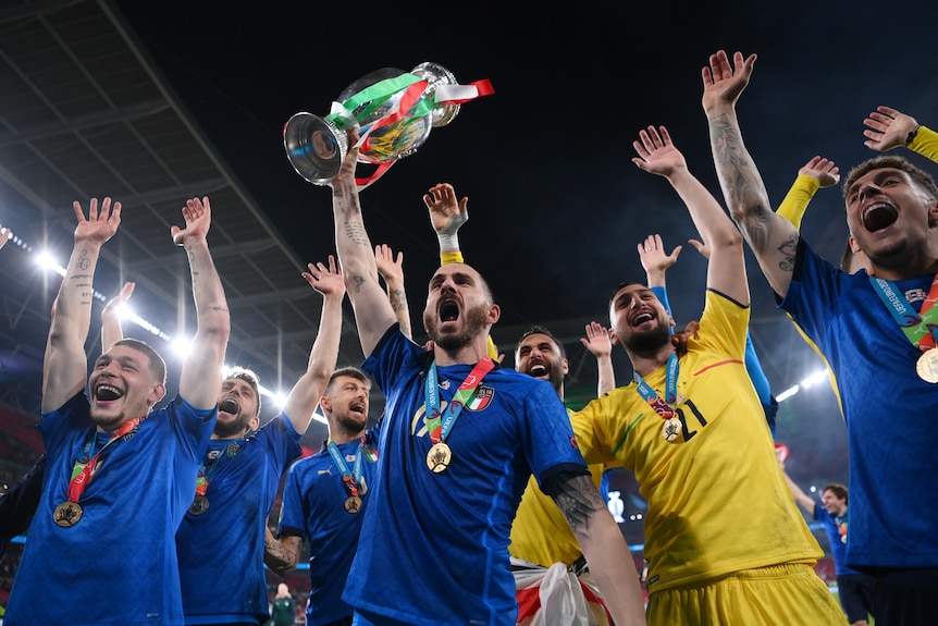 Leonardo Bonucci detiene il trofeo del Campionato Europeo