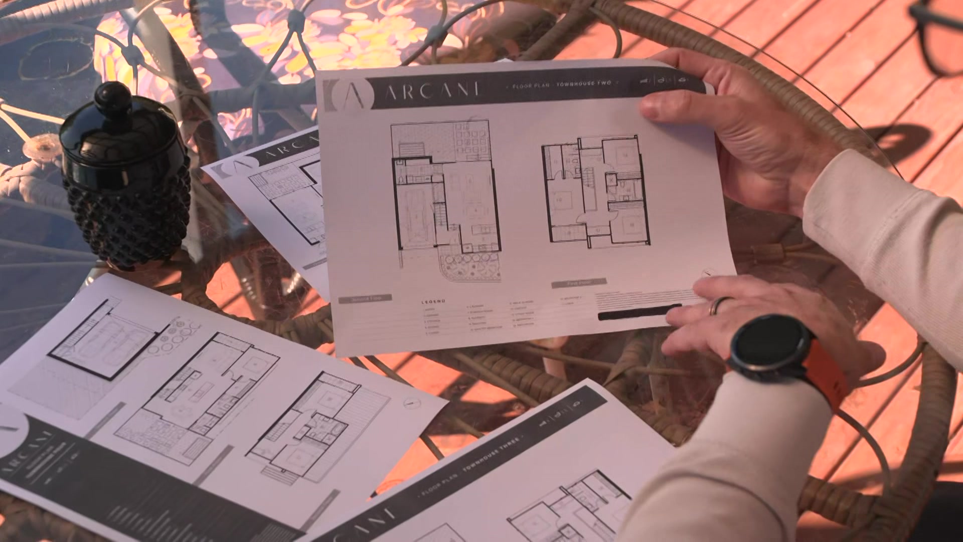 abc.net.au - Ben Clifford - Off-the-plan homebuyer 'lives in her car' amid construction delays