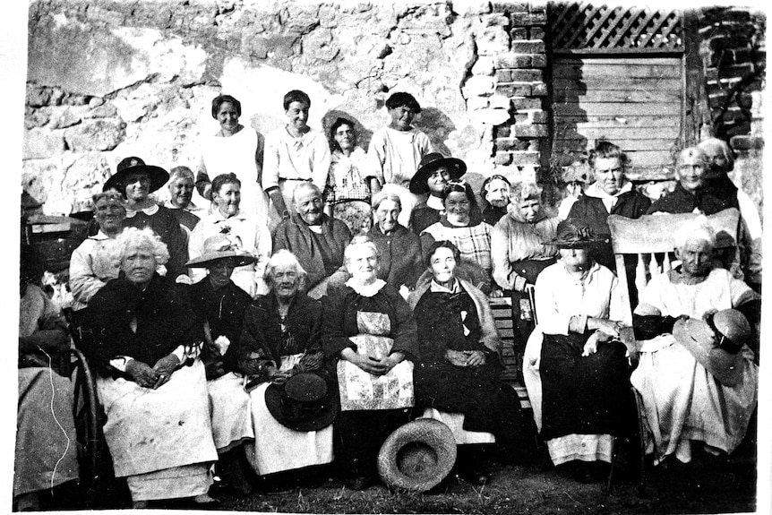 A black and white group photo of residents of the women's home in 1924.