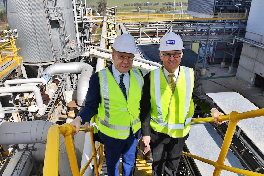 Visy Industries Executive chairman Anthony Pratt stands to the left of Prime Minister Malcolm Turnbull at the Visy plant.