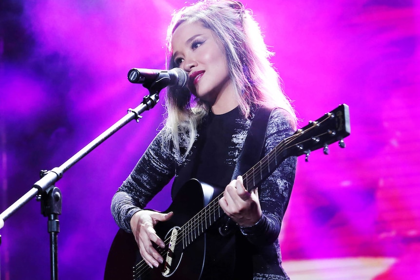 Pop star Mai Khoi performs live.