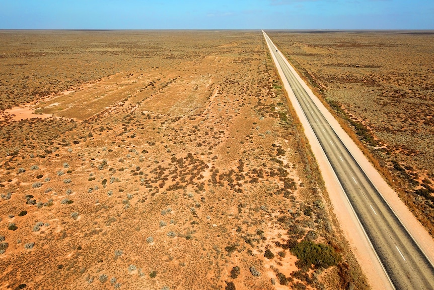 Road across Nullarbor Plain 