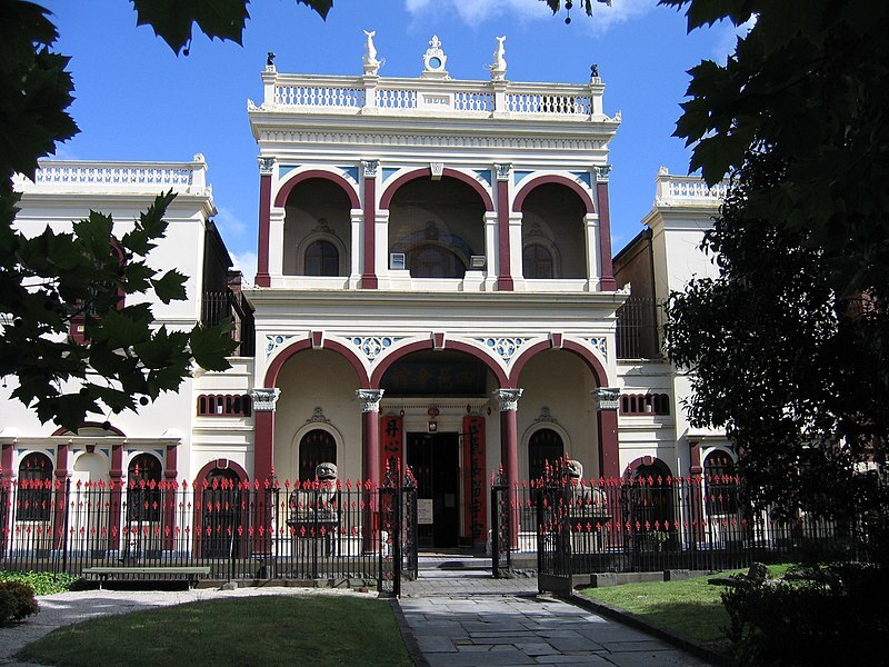 白色的欧洲风格古老建筑