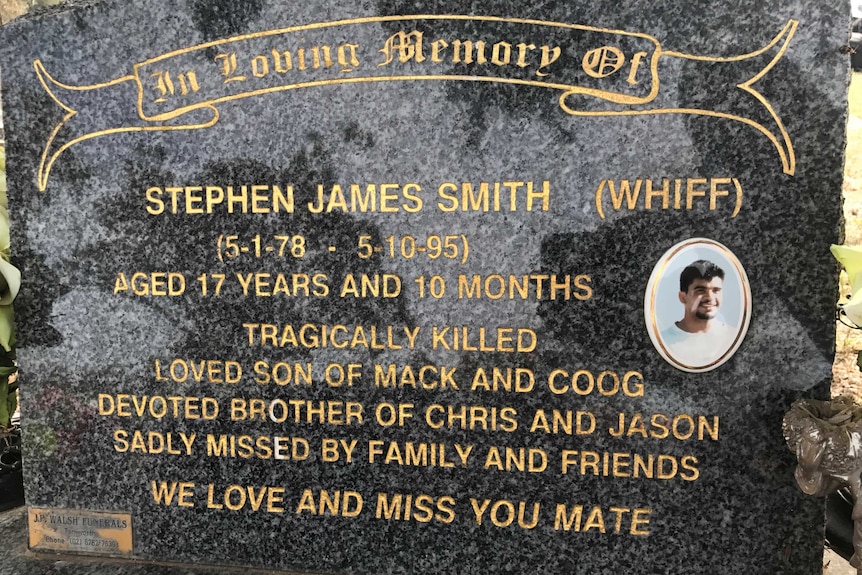 A picture of a headstone belonging to Stephen Smith