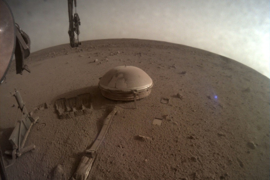 rView of the InSight's seismometer on the Martian surface, in one of the last images taken by NASA's InSight Mars lande