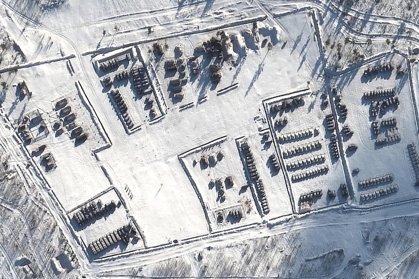 Una imagen satelital de una acumulación de tropas cubiertas de nieve cerca de la frontera entre Rusia y Ucrania