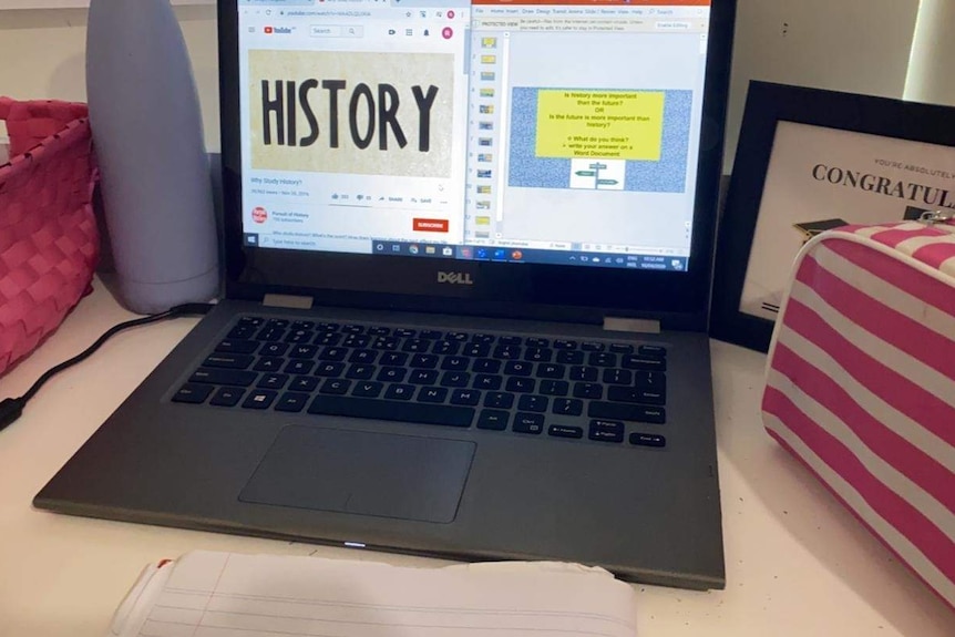 一台打开的笔记本电脑上显示“历史”二字。