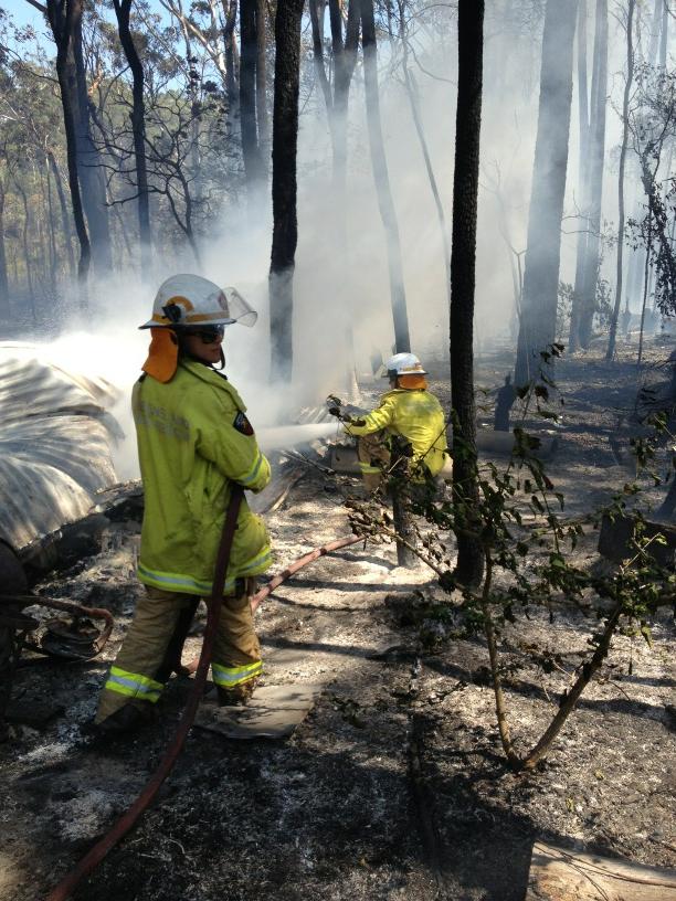 Emergency Crews Contain Sunshine Coast Bushfire - ABC News