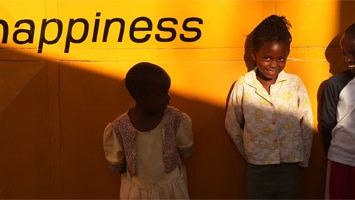Kenyan children wait for aid