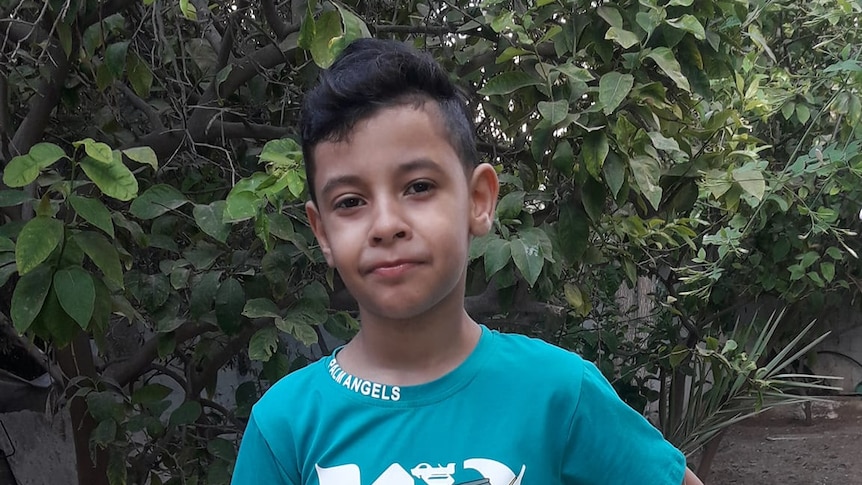 死在加沙的小男孩卡里姆（Kareem）在后院留影。
