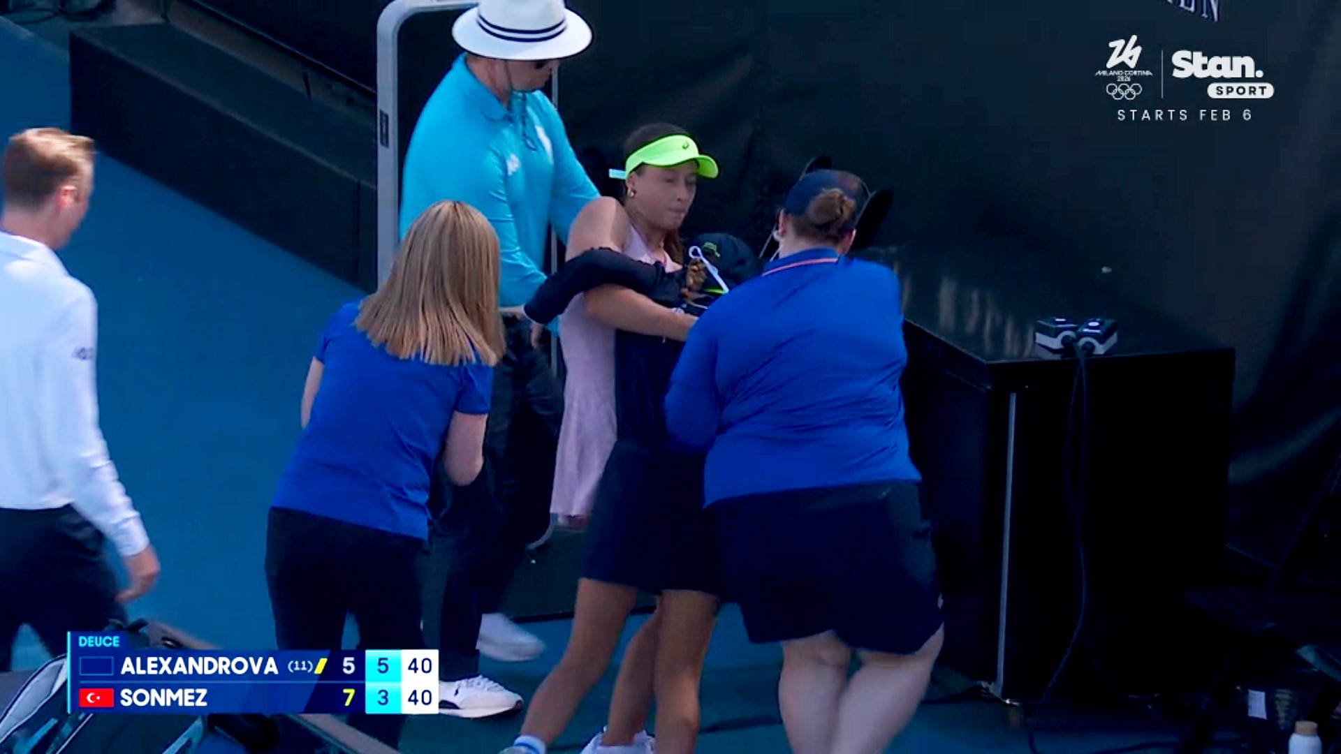 Zeynep Sönmez lleva a un niño pelota a las sombras