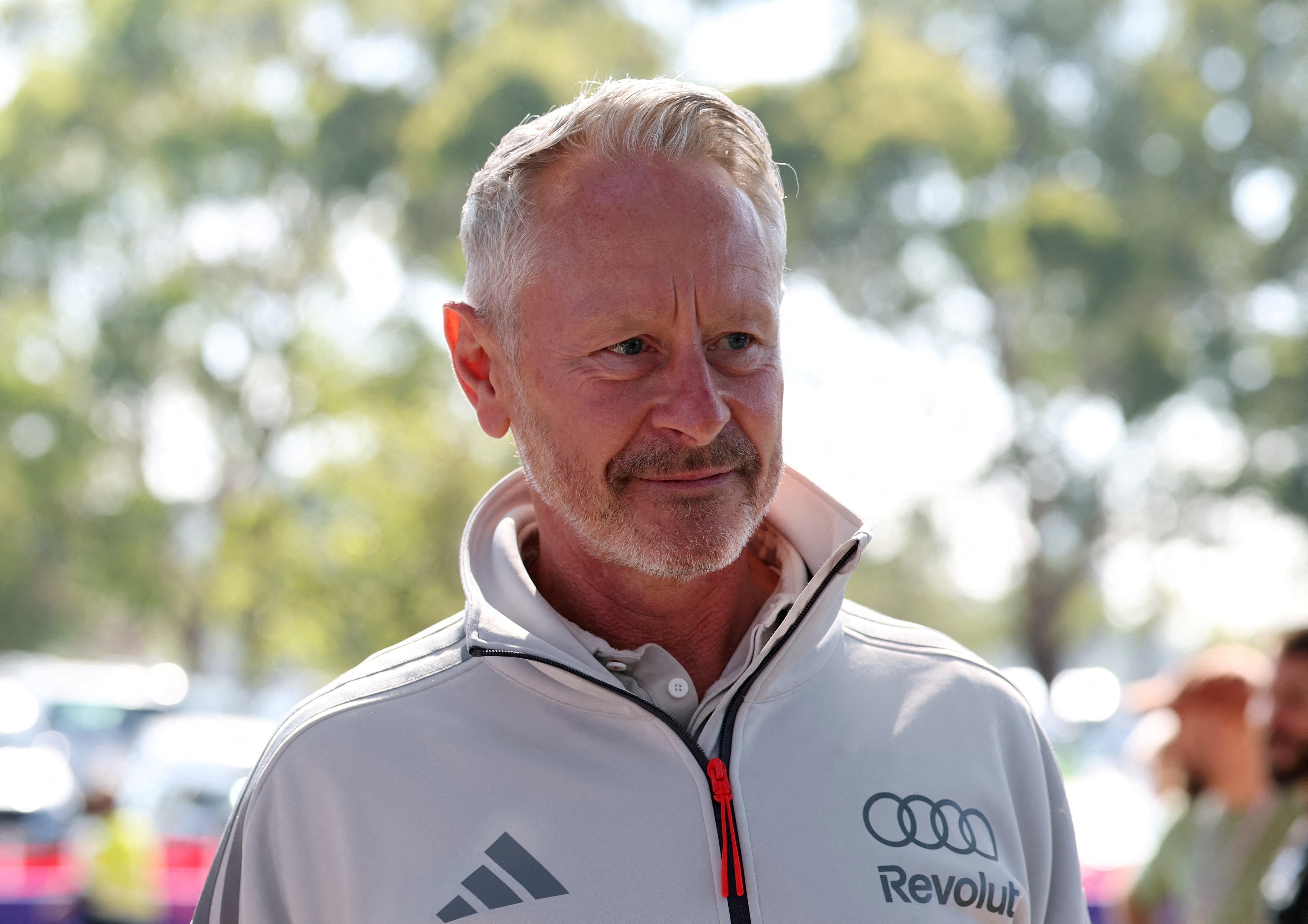 O chefe da equipe Audi, Jonathan Wheatley, caminhando pelo paddock da F1