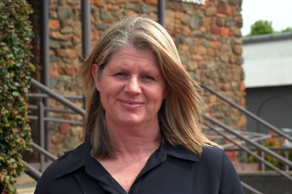 Un camión cisterna en una instalación de Water Corp. está estacionado.