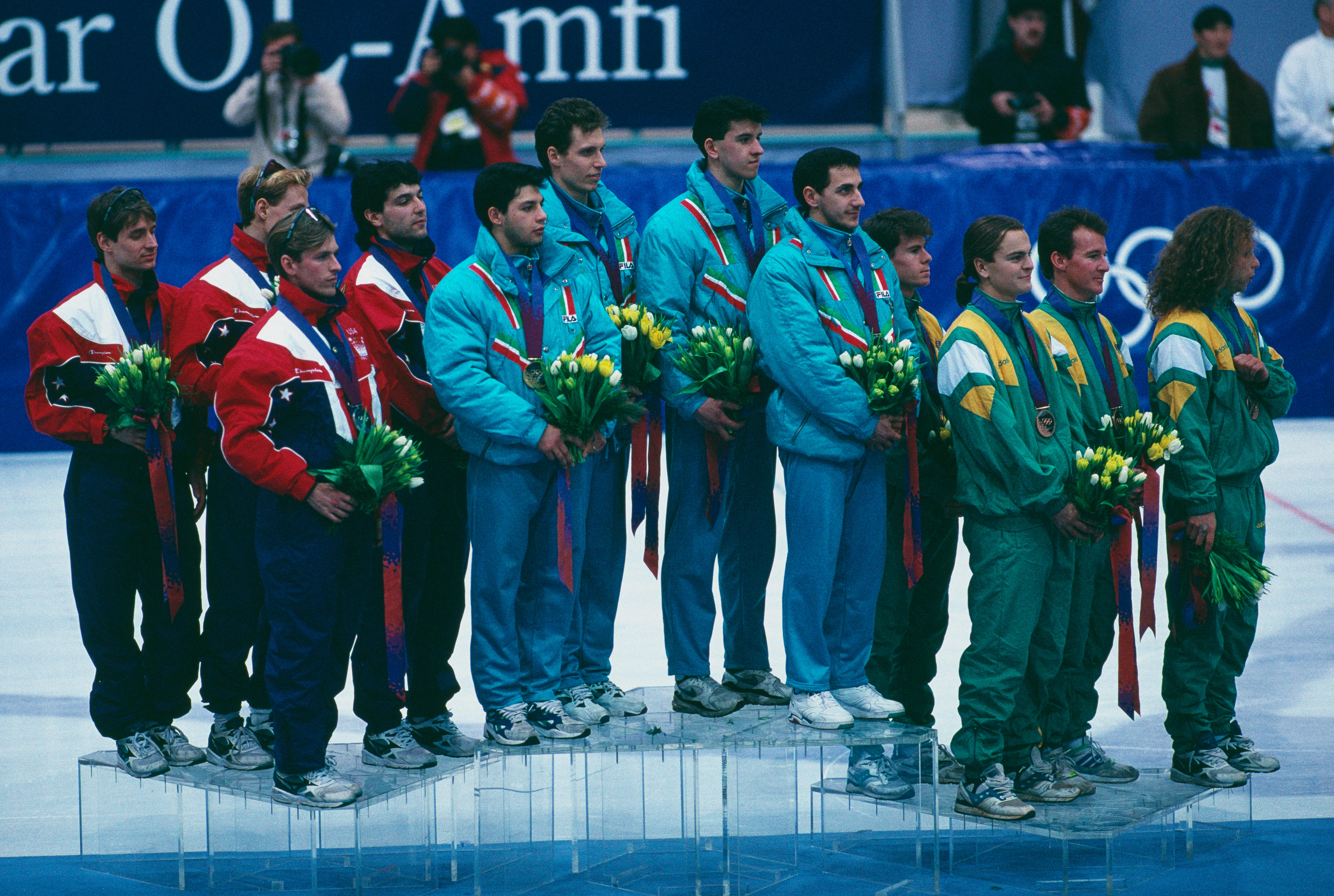 Doze homens sobem em um pódio