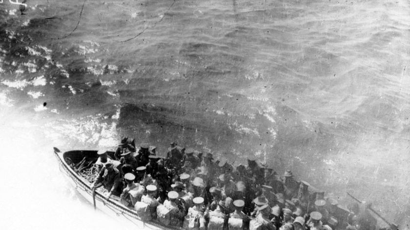 A boatload of 6th Battalion soldiers on their way to land at Anzac Cove after leaving the transport ship HMT Galeka at Gallipoli Peninsula, Turkey on 25 April 1915.