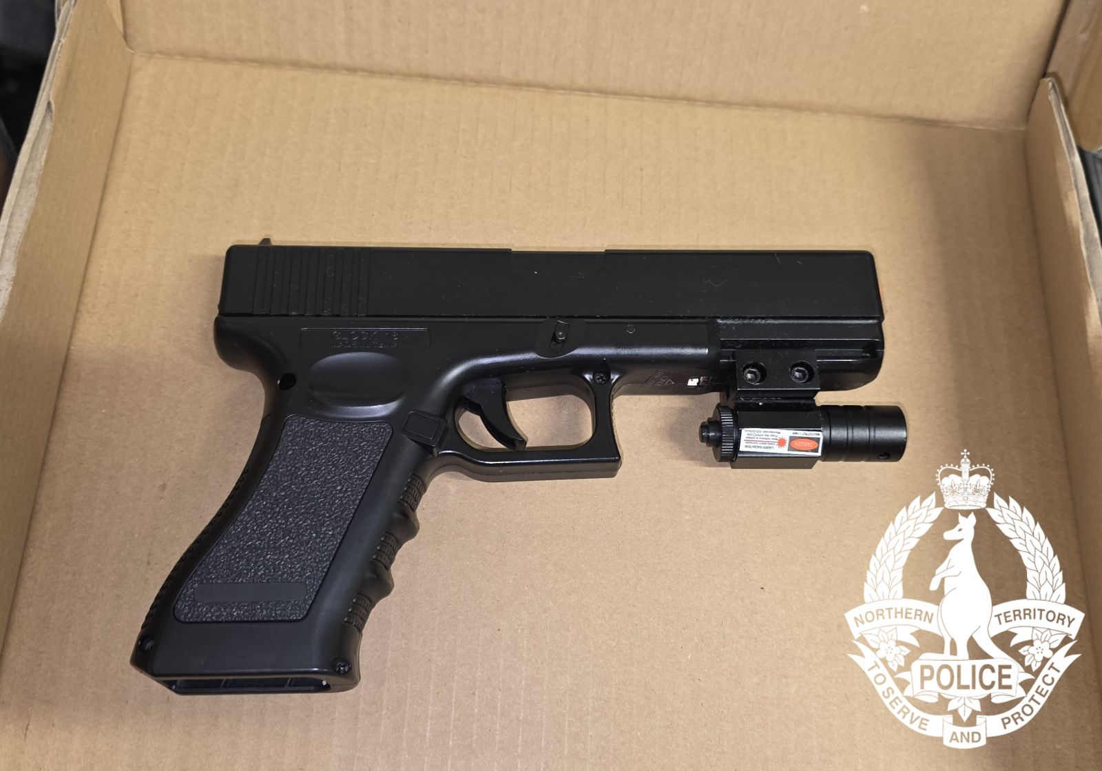 Una pistola negra sólida.