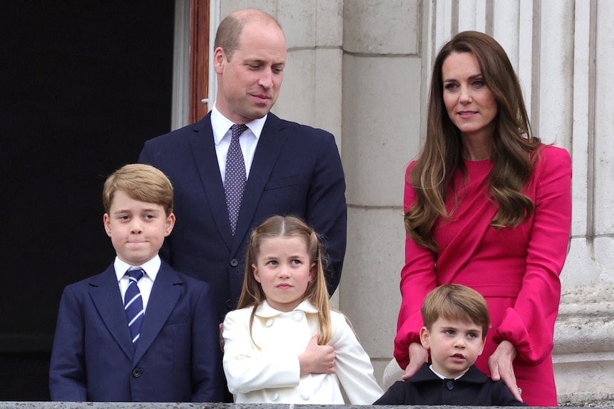 William Kate and family on balcony at Buckingham Palace