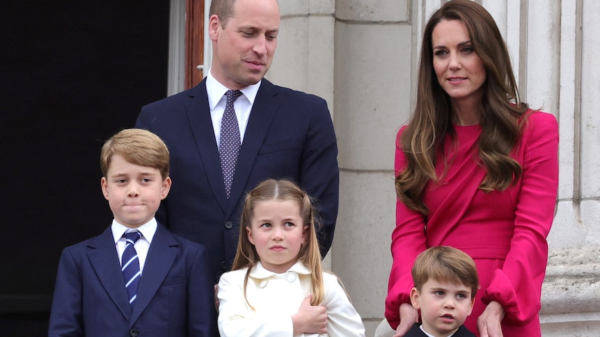 William Kate and family on balcony at Buckingham Palace