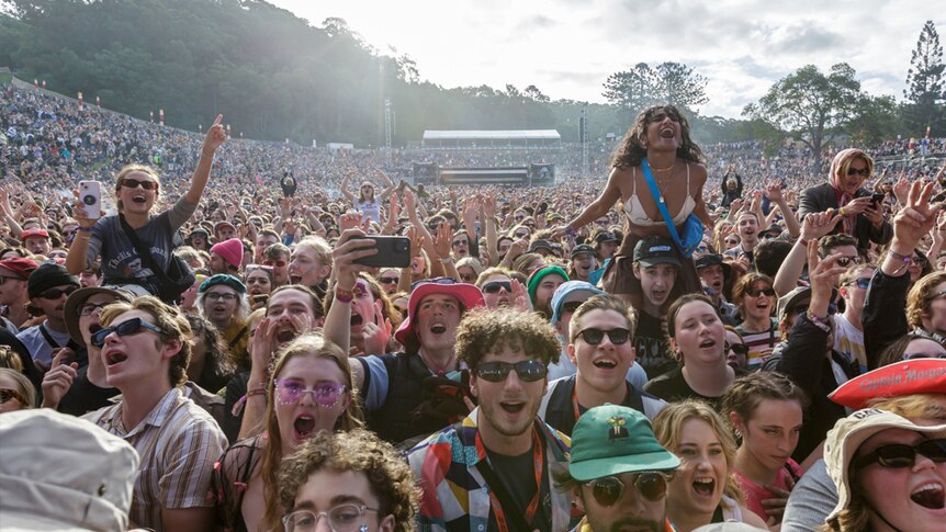 the singing Amphitheatre crowd at Splendour IN The Grass 2022, Sat 23 July