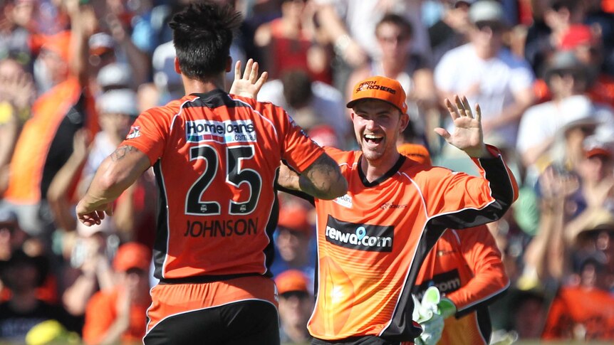Mitchell Johnson helped Perth Scorchers keep Sydney Sixers to 9-141.