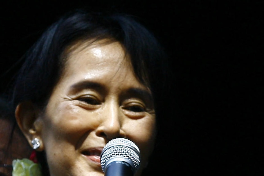 Aung San Suu Kyi addresses supporters