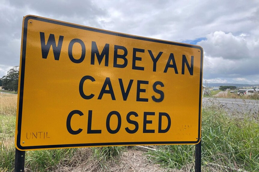 A yellow sign that says the Wombeyan Caves are closed.