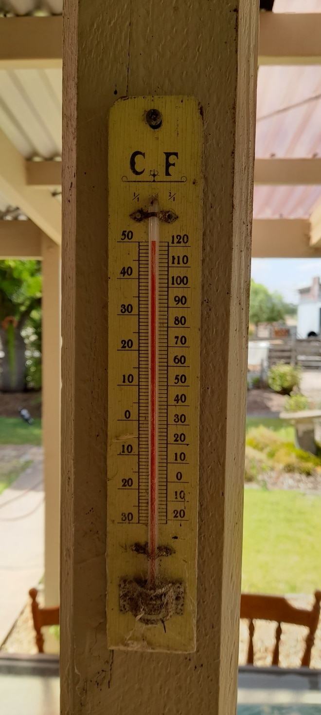 Un indicador de temperatura muestra casi 50 grados.