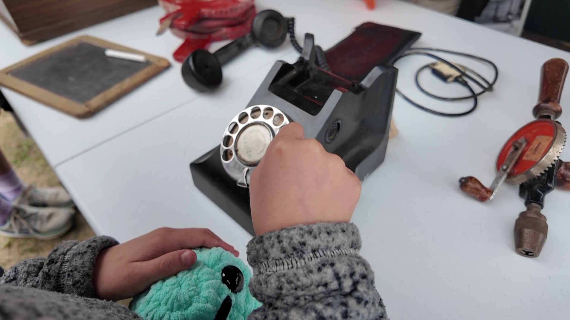 Un niño marca un teléfono de disco