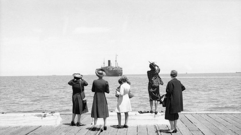 Women farewell members of the 6th Division AIF aboard troop transport ship Strathallan, December 15, 1939.
