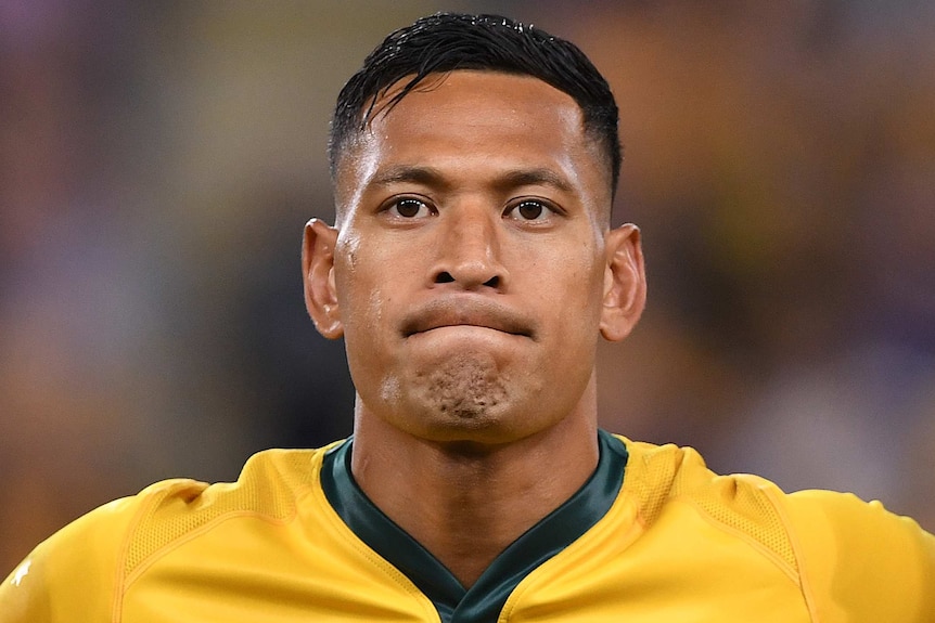 Yisrael Folau 在澳大利亚对爱尔兰的测试之前的复赛仪式上直视前方。