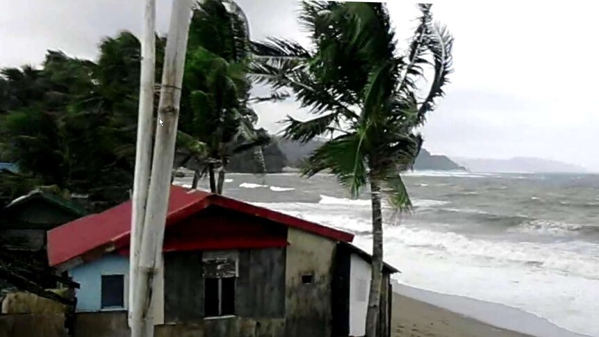 Typhoon Koppu lashes Philippines coast