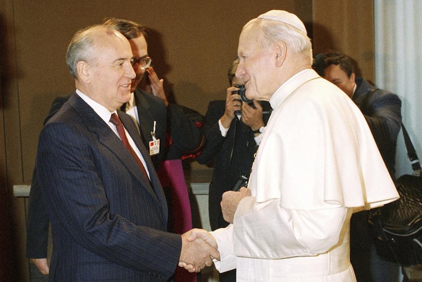 Papież Jan Paweł II podaje rękę sowieckiego prezydenta Michaiła Gorbaczowa 